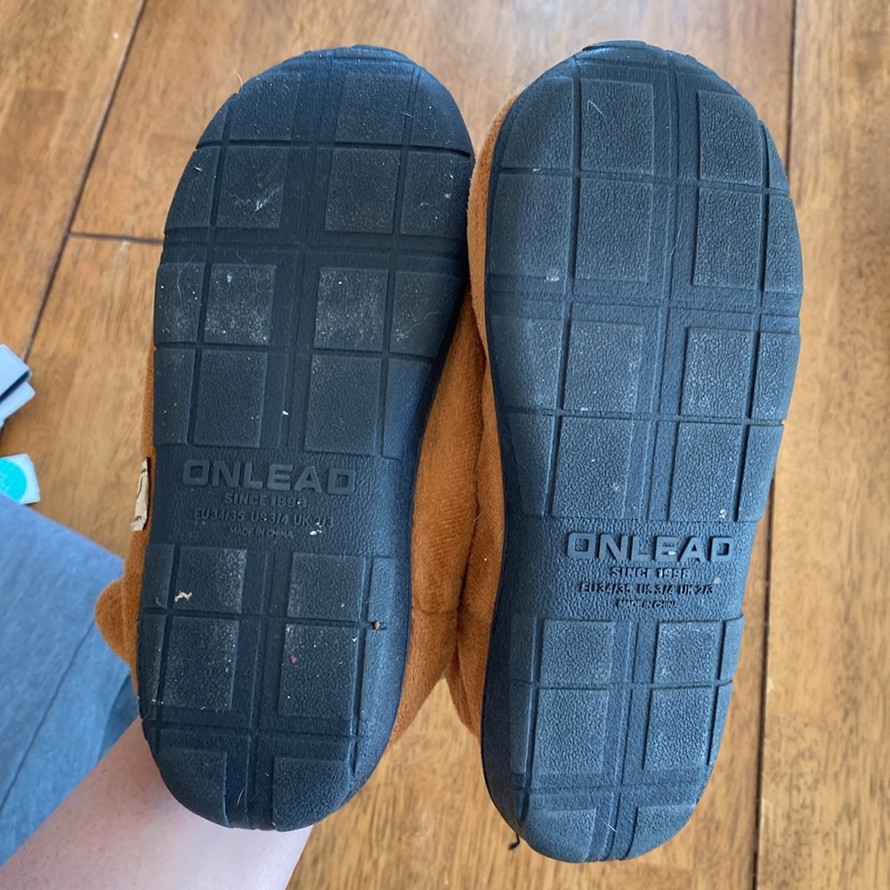 Slippers - Picture 2 of 5